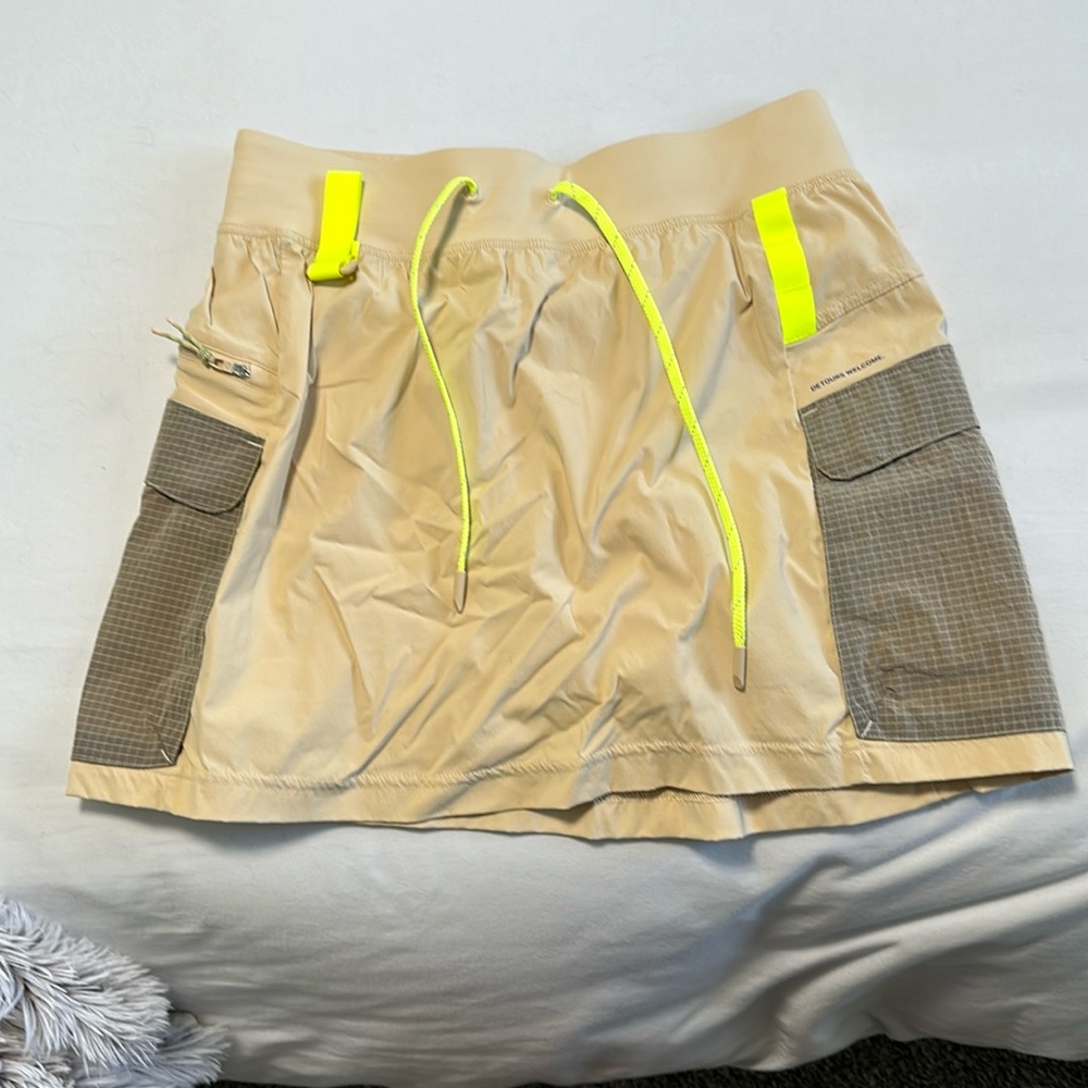 Multi pocket cargo HR hiking skirt size 10 no tags never been worn.